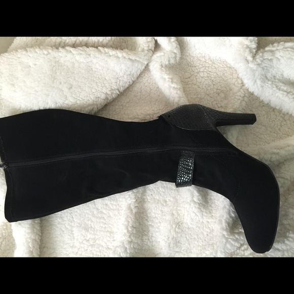 Black boots!! Wide - Picture 3 of 4