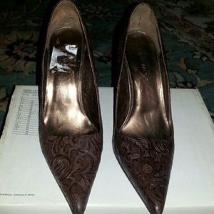 Leather detailed brown pumps