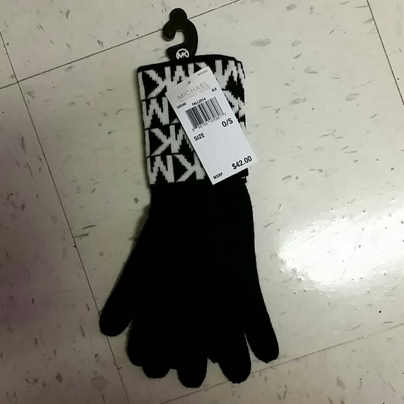 Micheal kors black and white gloves