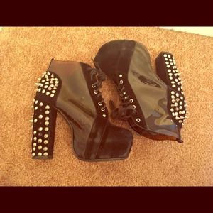 Hight heels spiked booties black