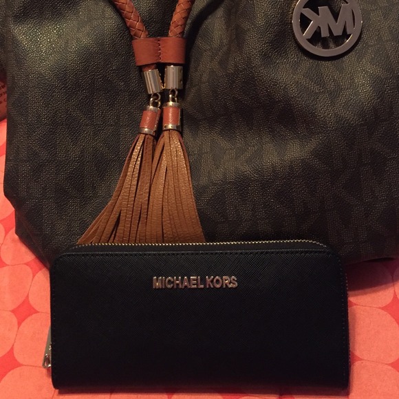 Michael Kors Clutches & Wallets - Michael kors continental wallet🎈🎈🎈