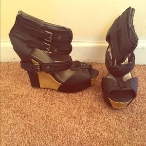 Sandal heels black and wood print