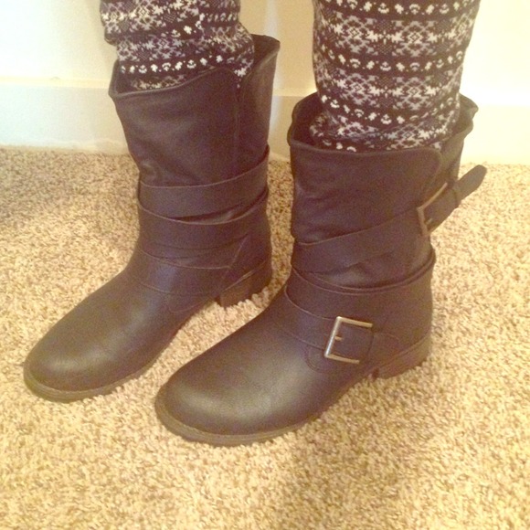 Black flat boots; Size 5.5.