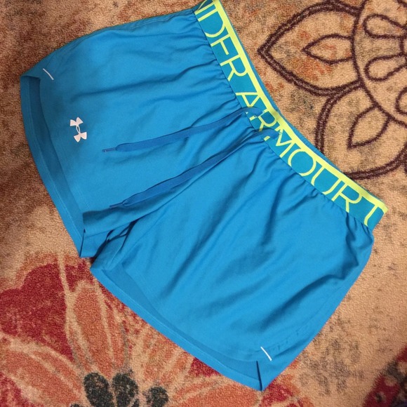 Under Armour Outerwear - Under Armour Medium Loose Fit heatgear shorts