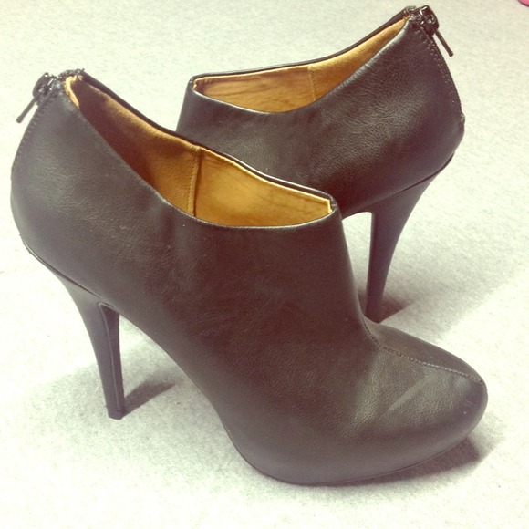 Solid black 3 inch heel.