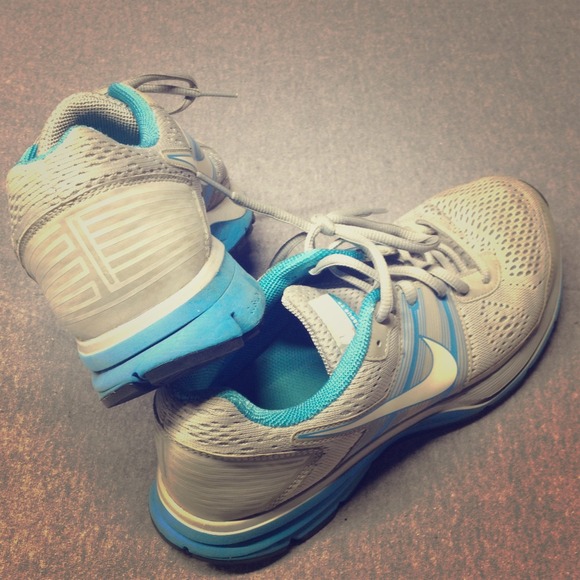 Women's nike running shoes - Picture 1 of 2