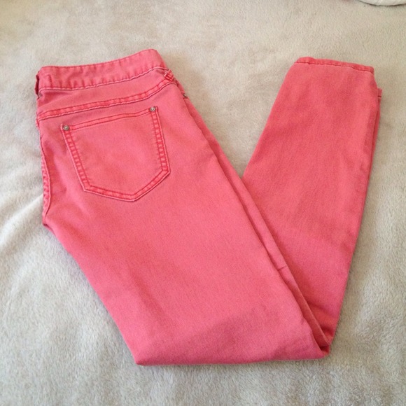 Coral/orange Capri pants!
