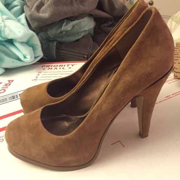 🎉SALE🎉 Nine West Tan Heels