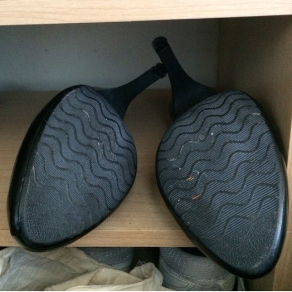 Black slung back heels with gold plate - Picture 2 of 2