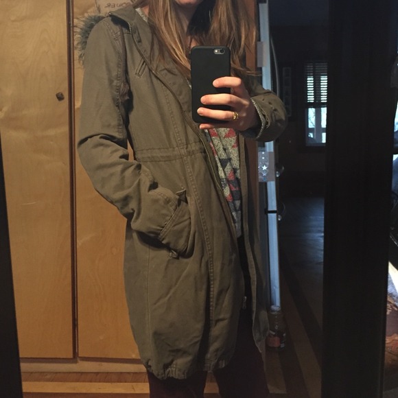 Long brown jacket, hood with faux fur lining