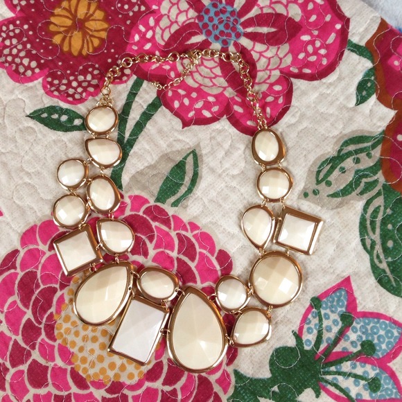 Cream and Gold statement necklace🎀