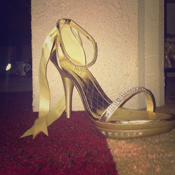 Only worn once for for a prom!Beautiful gold heels