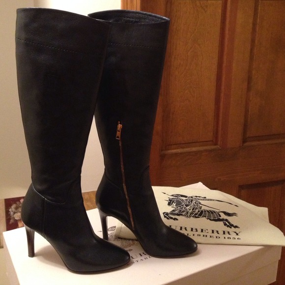 Burberry "Muncy" riding boots. SOLD - Picture 2 of 4