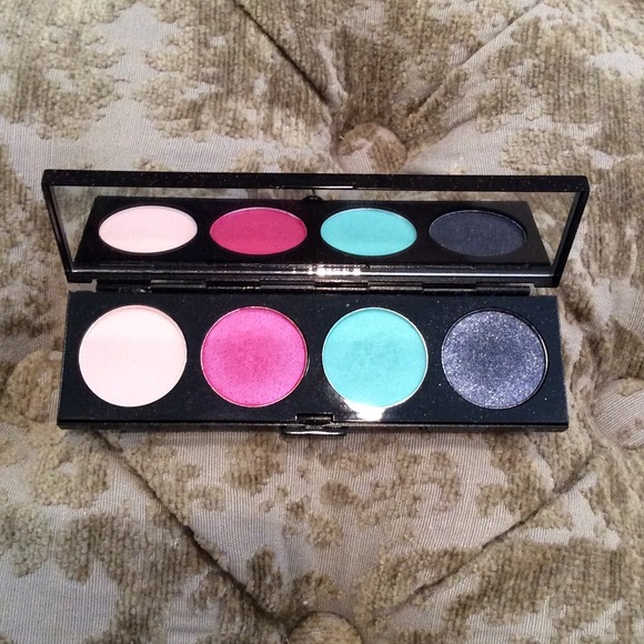 MAC Hello Kitty Eyeshadow Set