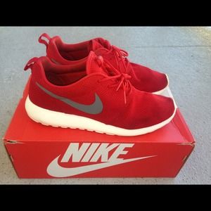 🚨ON HOLD🚨 Red/grey Roshe run