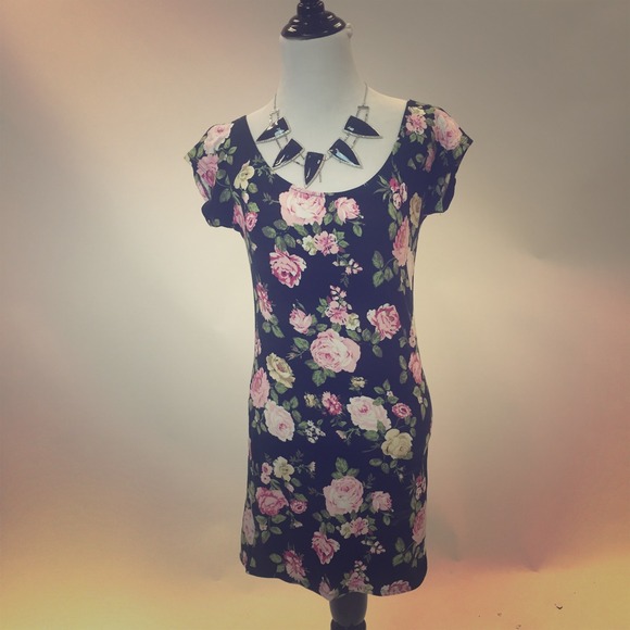 Forever 21 Dresses & Skirts - Black floral form fitting dress