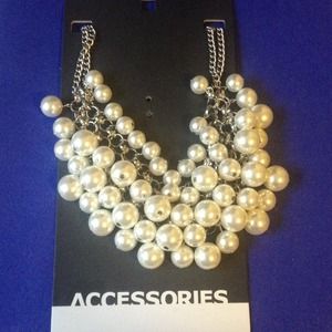 Silver and pearl statement necklace!