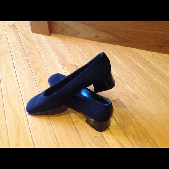 Stuart Weitzman suede pumps size  9.5 narrow
