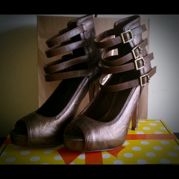 🎉 Sexy Bronze Platform Heels