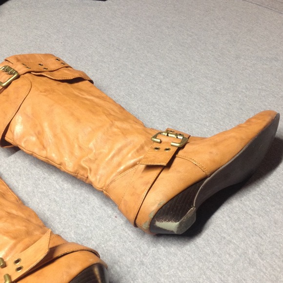 Tan boots - Picture 2 of 2