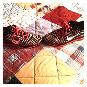 size 7 black white and pink nike's