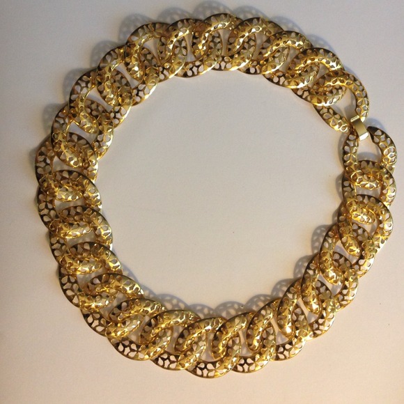 Choker like necklace