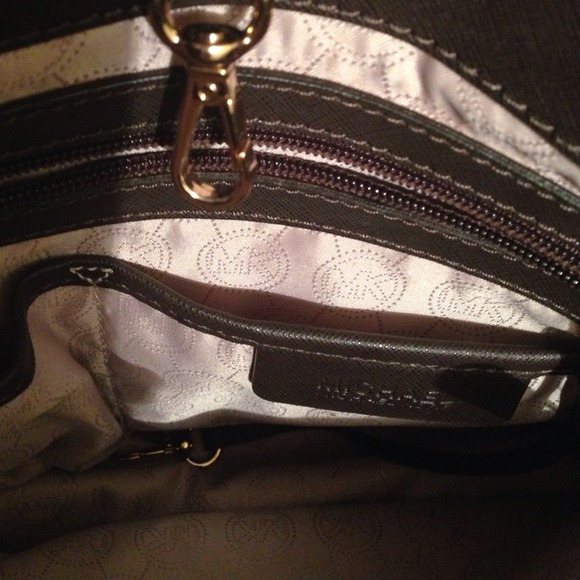 MK Jet Set Travel purse - Picture 4 of 4