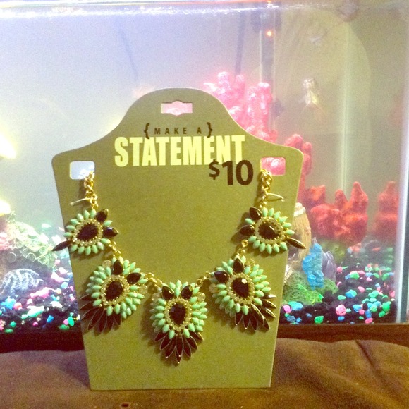 🚨Sold!🚨Bold Statement Necklace