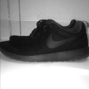 All black Roshe 🚫SOLD🚫