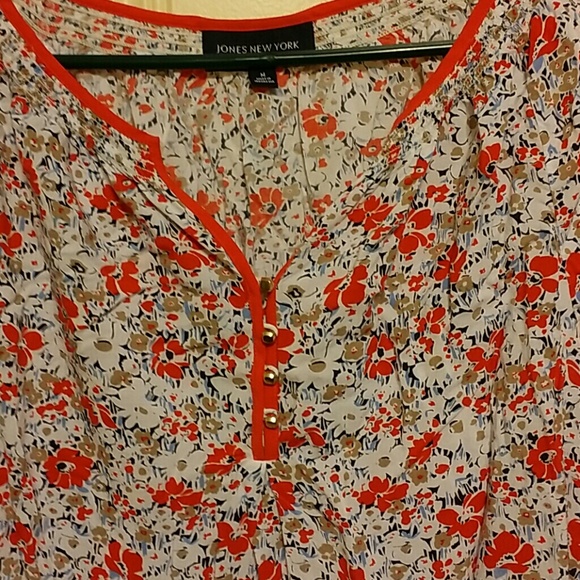 Pretty floral loose fitting top - Picture 2 of 2