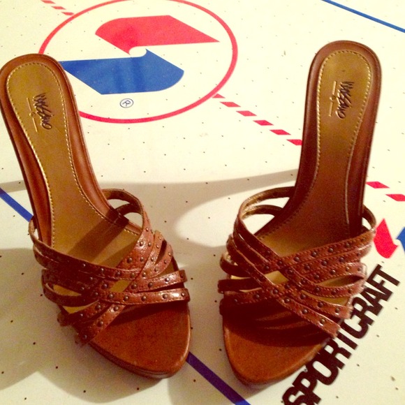 Camel strappy sandal