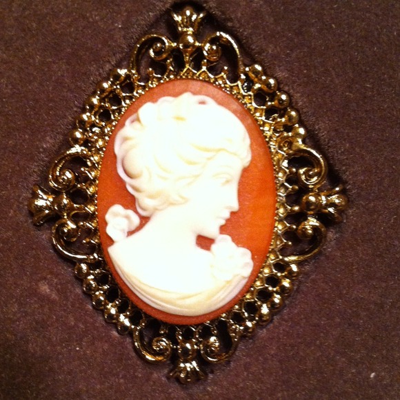 Vintage Avon Cameo Pin 1970
