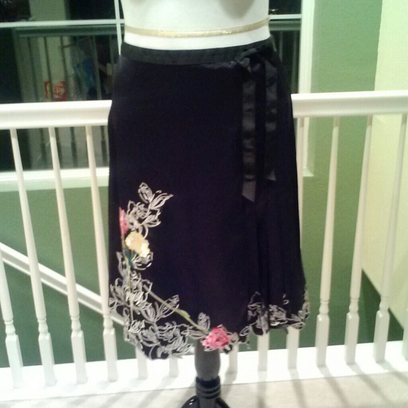 Black skirt w flower detail