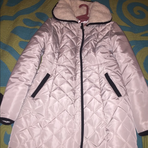 Fashionable coat with faux sheep skin collar - Picture 2 of 3