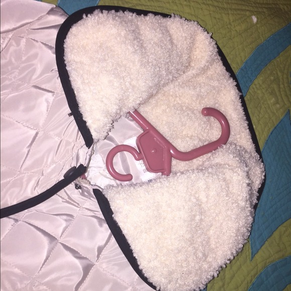 Fashionable coat with faux sheep skin collar - Picture 3 of 3