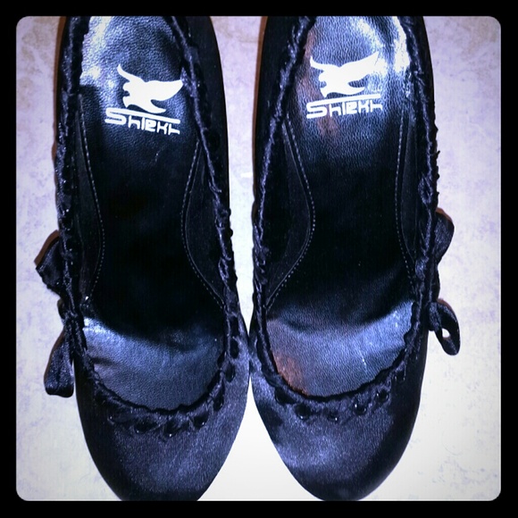 Black pumps