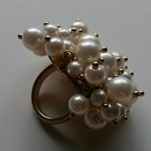 Ring with pearls