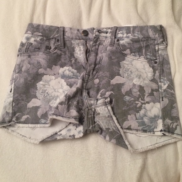 H&M gray&white floral print high wasted shorts