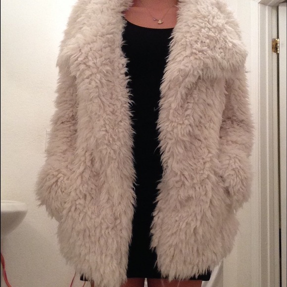 🚫TRADED🚫 Furry Coat - Picture 3 of 4