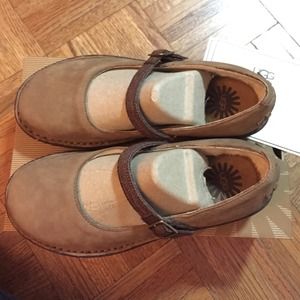 🌟UGG Kandace chestnut flat