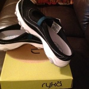Ryka black walking shoes
