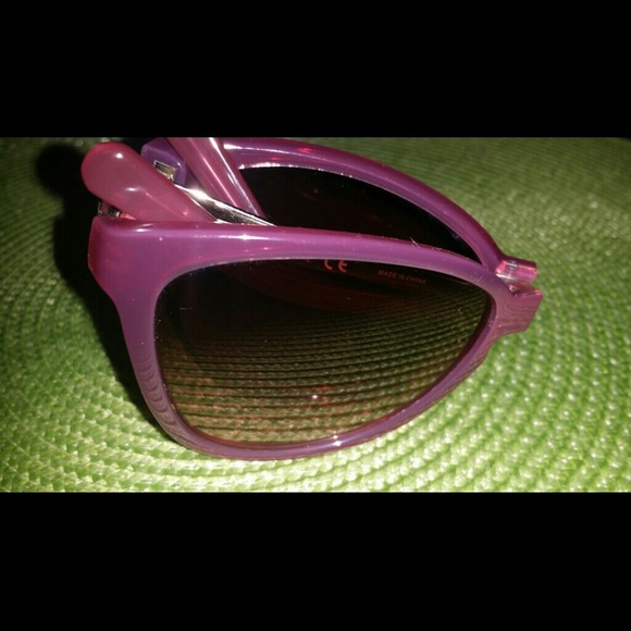 Tory Burch Foldable Sunglasses in Magenta - Picture 3 of 4
