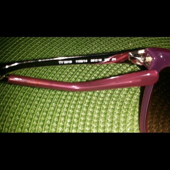 Tory Burch Foldable Sunglasses in Magenta - Picture 4 of 4