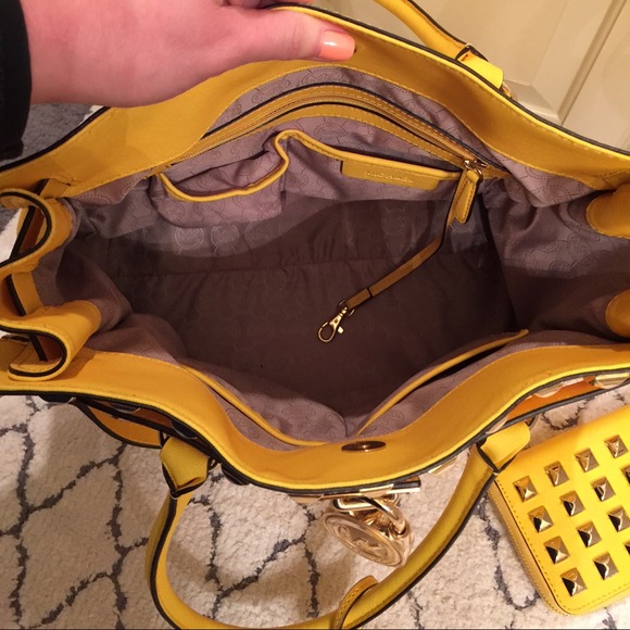 100% auth MK purse come with matching wallet - Picture 2 of 3