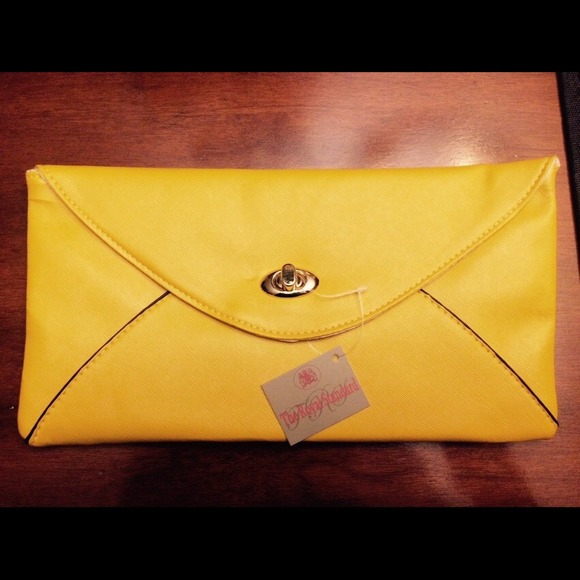 NWT! ⭐️Mustard yellow clutch! So cute!!!