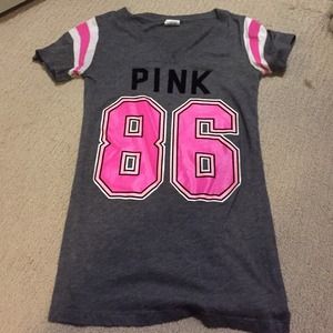 VS PINK VNECK TEE
