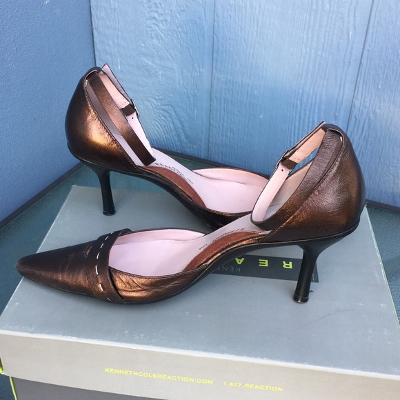 T2 LOWEST REDUCED! Pointy toe ankle strap heels. - Picture 3 of 4
