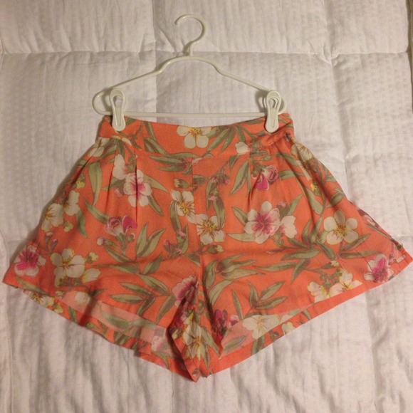 American eagle coral floral shorts