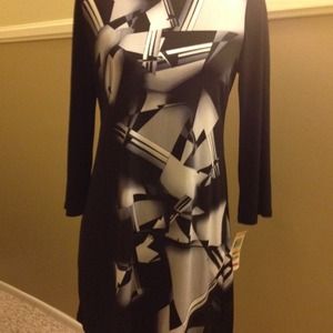 3/4 sleeve short dress with modern print