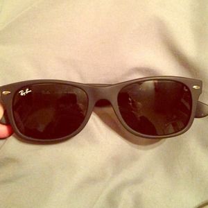 Authentic black ray•bans